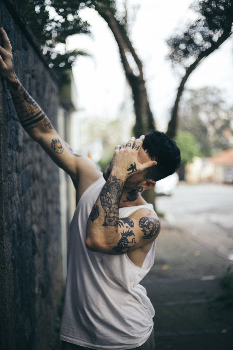 男子覆盖他的脸的照片Photo of Man Covering His Face|Blur,covered,depth of field,Focus,guy,male,Man,model,outdoors,person,photoshoot,pose,posture,tank top,tattooed,tattoos,wall,wear,人,墙,姿势,家伙,户外,拍摄,景深,模型,模糊,焦点,男人,男性,穿,纹身,背心,覆盖-海量高质量免版权图片素材-设计师素材-摄影图片-mitapix-美塔图像