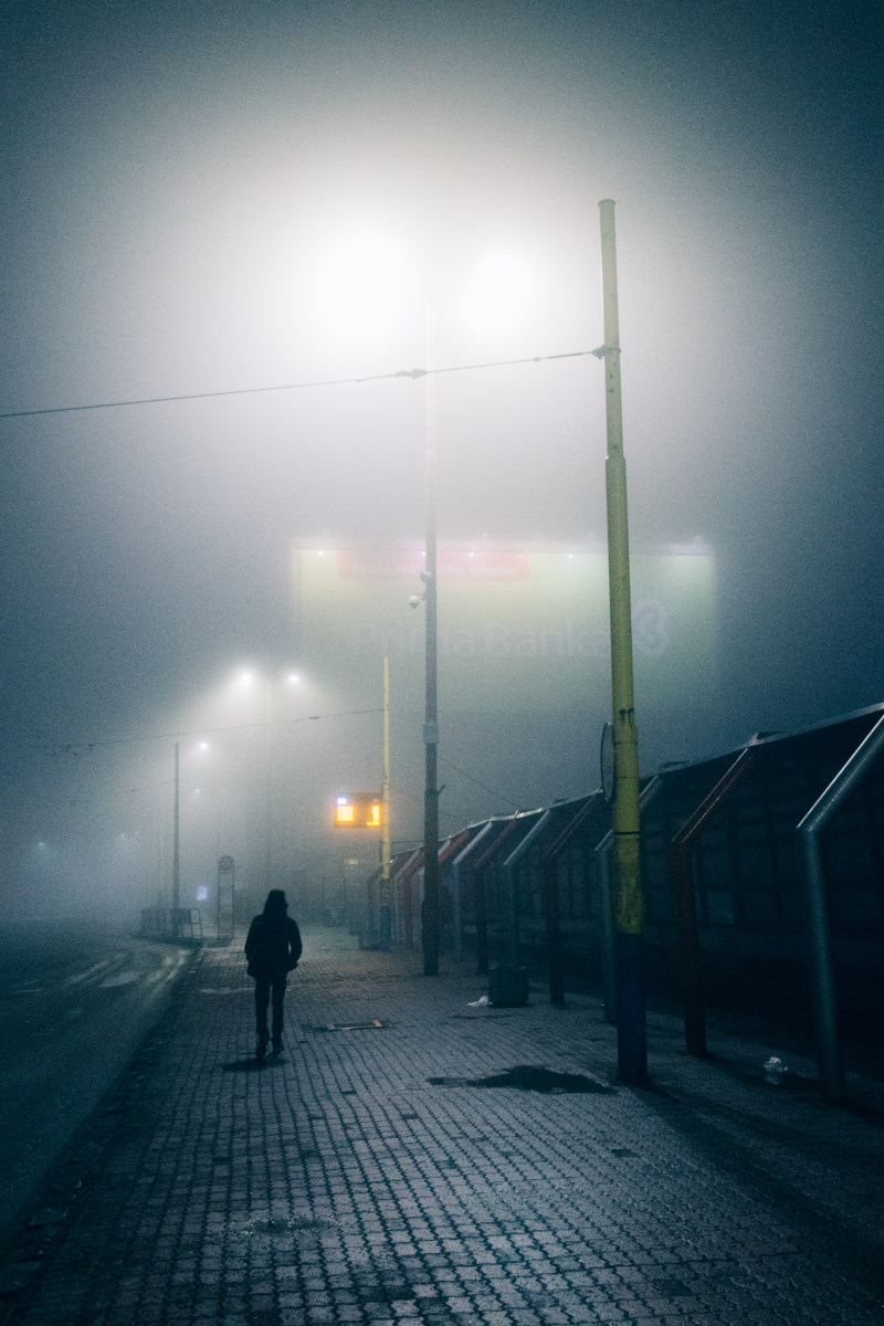 在街上行走的人的轮廓|人,傍晚,夜,天气,户外,模糊,灯光,街道,路,轮廓,雾,风景,黄昏,黑暗-海量高质量免版权图片素材-设计师素材-摄影图片-mitapix-美塔图像