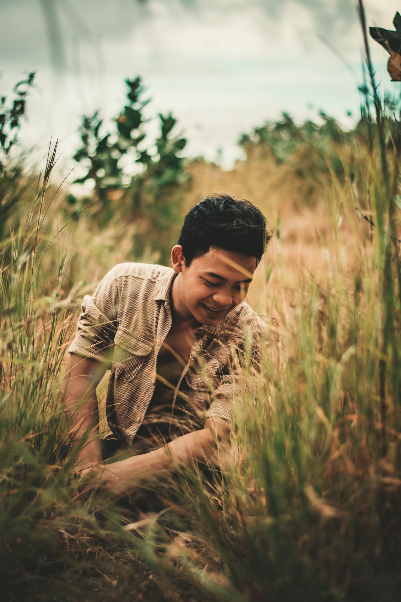 男子坐在草地上的照片Photo of Man Sitting on Grass Field-Blur,depth of field,facial expression,Field,Focus,Grass,grass field,guy,Happy,leisure,looking down,male,Man,model,nature,outdoors,person,photoshoot,pose,posture,SIT,sitting,Smile,smiling,人,休闲,俯视,坐,姿势,字段,家伙,微笑,快乐,性质,户外,拍摄,景深,模型,模糊,焦点,男子,男性,草,草地,面部表情-海量高质量免版权图片素材-设计师素材-摄影图片-mitapix-美塔图像