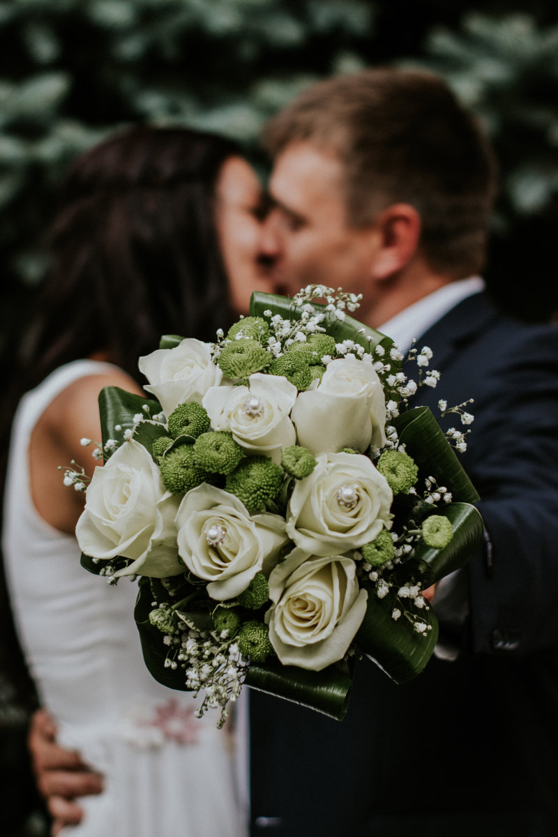 男人和女人接吻Man and Woman Kissing-blurred background,bouquet,bridal,bride,couple,Fashion,flower arrangement,Flowers,girl,groom,kissing,love,Man,marriage,outdoors,People,Petals,roses,wedding,wedding bouquet,wedding dress,white rose,woman,人民,夫妇,女人,女孩,婚姻,婚礼,婚礼花束,婚纱礼服,户外,接吻,插花,新娘,新郎,时尚,模糊的背景,爱情,玫瑰,男子,白玫瑰,花束,花瓣,鲜花-海量高质量免版权图片素材-设计师素材-摄影图片-mitapix-美塔图像