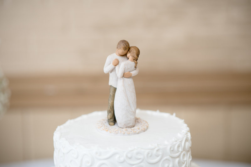 Icing-coated蛋糕夫妇拥抱柳树蛋糕短大衣Icing-coated Cake With Couple Hugging Willow Tree Cake Topper|在室内,婚礼蛋糕,小,新娘和新郎,模糊的背景,焦点,特写镜头,甜点,白色的,糖果,美味的,蛋糕,设计,雕像,颜色,食物-海量高质量免版权图片素材-设计师素材-摄影图片-mitapix-美塔图像