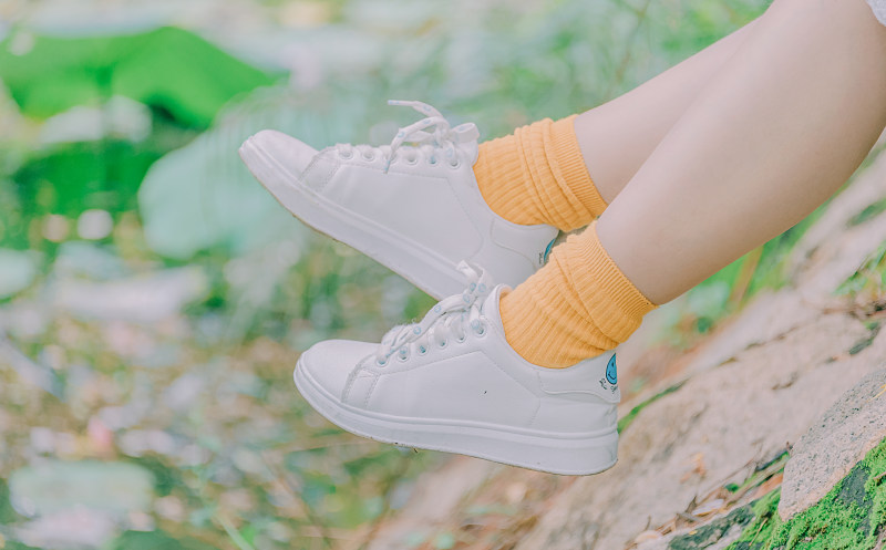 穿着白色低帮运动鞋和橙色船员袜子的人Person Wearing Pair of White Lowtop Sneakers and Orange Crew Socks|blurred background,casual,closeup,Daylight,Fashion,girl,legs,outdoors,person,shoelaces,Shoes,socks,wear,Young,人,休闲,女孩,年轻,户外,日光,时尚,模糊背景,特写,穿,腿,袜子,鞋子,鞋带-海量高质量免版权图片素材-设计师素材-摄影图片-mitapix-美塔图像