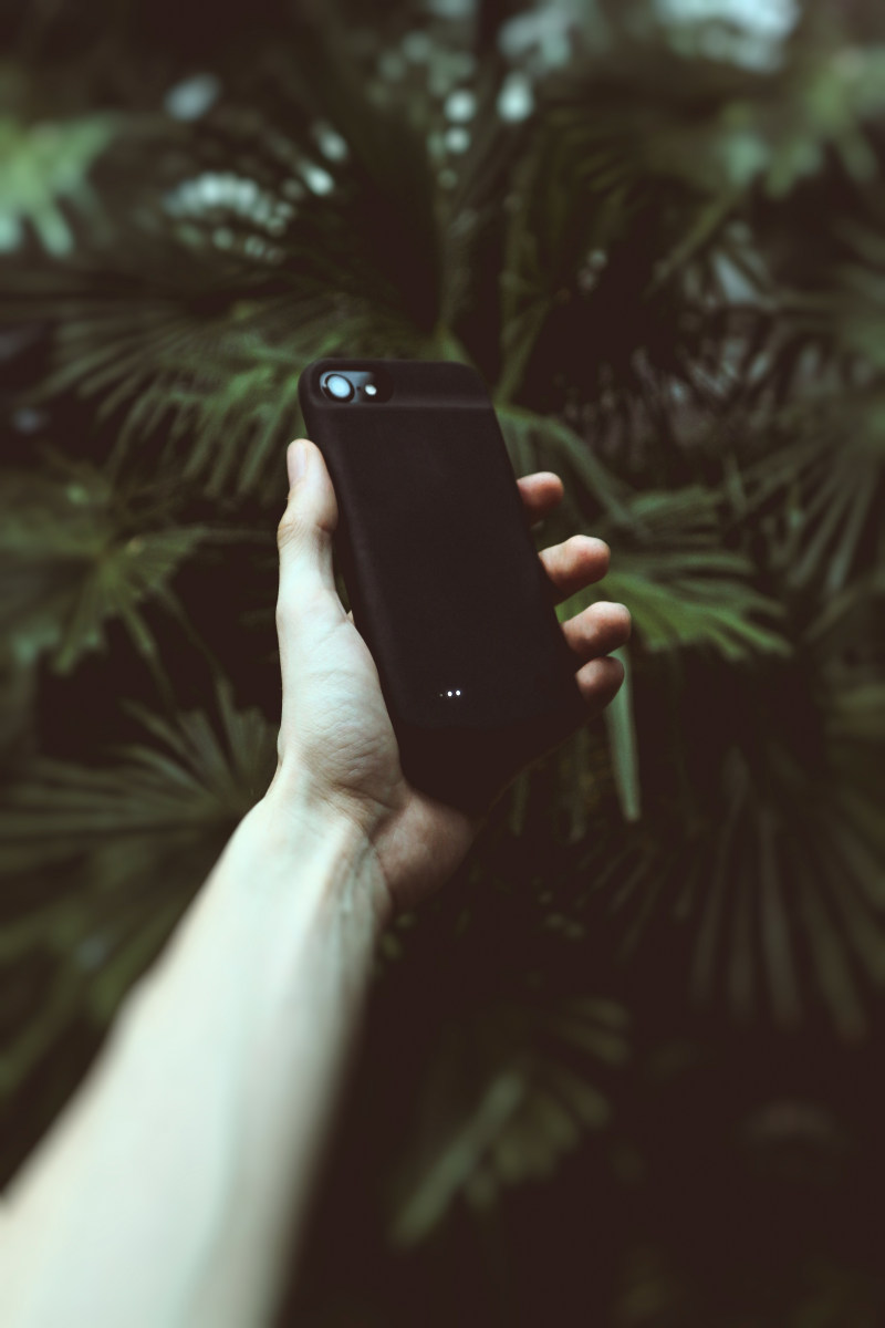 拿着黑色Android智能手机的人Person Holding Black Android Smartphone-blurred background,cell phone,cellphone,cellular telephone,closeup,Contemporary,day,Daylight,device,digital device,electronic,fingers,Focus,Hand,holding,human,iPhone,mobile,mobile phone,Modern,outdoors,person,phone,portable,Smartphone,Technology,touchscreen,wireless,举行,人,人类,便携,天,当代,户外,手,手指,手机,技术,数字设备,无线,智能手机,模糊背景,焦点,特写镜头,现代,电子,白天,移动电话,触摸屏,设备-海量高质量免版权图片素材-设计师素材-摄影图片-mitapix-美塔图像