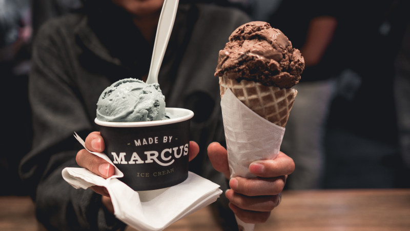 人持有两个冰淇淋Person Holding Two Ice Creams|乳制品,人,冰淇淋,勺子,古蒂,巧克力,杯,模糊的背景,焦点,特写镜头,独家新闻,甜点,美味的,锥,食物,餐巾-海量高质量免版权图片素材-设计师素材-摄影图片-mitapix-美塔图像