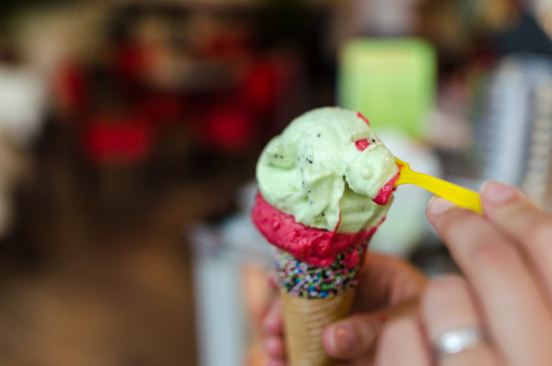 人拿着冰淇淋蛋卷Person Holding Ice Cream Cone|冰淇淋,冰淇淋甜筒,冷,室内,彩色的,有选择性的重点,模糊的背景,特写镜头,甜点,糖果,美味的-海量高质量免版权图片素材-设计师素材-摄影图片-mitapix-美塔图像