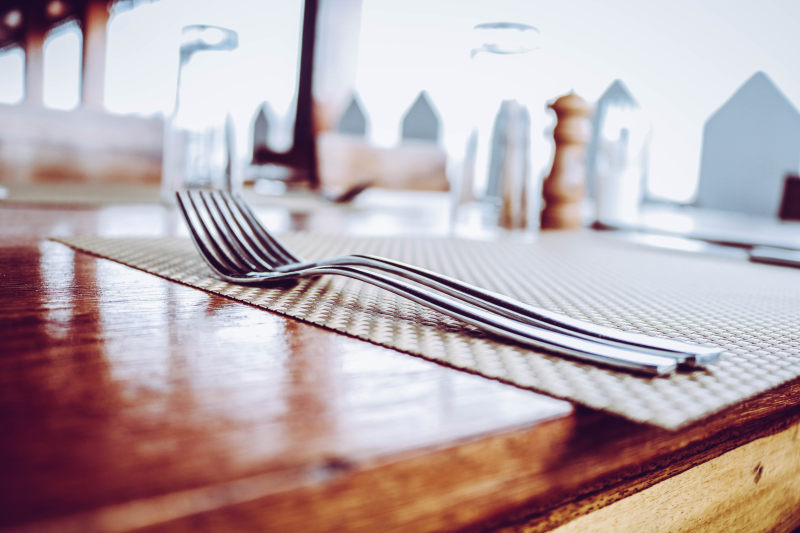 在席子顶部的两个不锈钢叉子Two Stainless Steel Forks on Top of Place Mat|blurred background,closeup,empty,flatware,forks,furniture,indoors,inside,napkin,restaurant,table,tableware,wood,wooden,叉子,家具,户内,扁平的餐具,木,木头,桌,特写镜头,碗筷,空,被弄脏的背景,里面,餐巾,餐馆-海量高质量免版权图片素材-设计师素材-摄影图片-mitapix-美塔图像