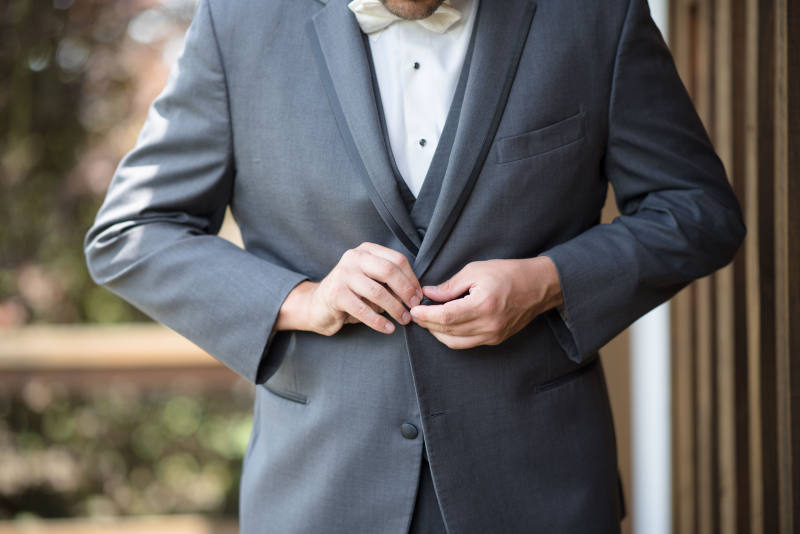 男人解开西装外套Man Buttoning His Suit Jacket|人,在室内,手,拍的,时尚,模型,模糊的背景,正式的,现代,男人,男性,的家伙,穿,窗帘,装,西装,连接-海量高质量免版权图片素材-设计师素材-摄影图片-mitapix-美塔图像