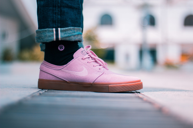 选择性焦点照片的人穿着粉红色耐克低帮运动鞋Selective Focus Photo of Person Wearing Pink Nike Lowtop Sneakers|blurred background,Daylight,Fashion,footwear,nike,outdoors,person,pink,rubber shoes,Shoes,sneakers,Street,Urban,wear,人,城市,户外,日光,时尚,模糊背景,橡胶鞋,穿,粉红色,耐克,街头,运动鞋,鞋,鞋类-海量高质量免版权图片素材-设计师素材-摄影图片-mitapix-美塔图像