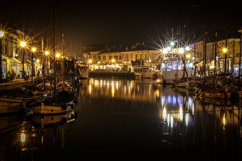 在明亮的房子旁边的水上的棕色船Brown Boats on Water Beside Lighted Houses|boat,boats,Bridge,buildings,City,Dawn,dock,dusk,evening,harbor,italy,Light,Lights,outdoors,pier,Reflection,River,sail,sailboat,Sea,ships,Street,sunset,transportation system,Travel,Urban,Water,watercraft,光,反射,城市,帆,帆船,建筑物,意大利,户外,旅行,日落,晚上,桥,水,河,海,港口,灯,码头,船,船只,船舶,街道,运输系统,黄昏,黎明-海量高质量免版权图片素材-设计师素材-摄影图片-mitapix-美塔图像