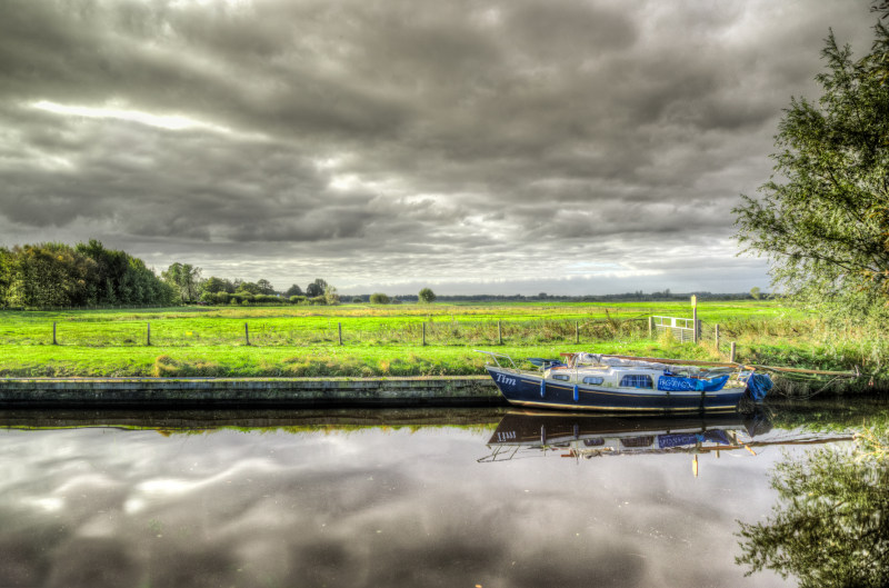 白色和蓝色的力量船在水体下云White and Blue Power Boat on Body of Water Under Clouds|boat,Clouds,Daylight,europe,fence,Grass,green,Lake,landscape,leisure,nature,outdoors,pleasure,Reflection,River,sail,scenery,scenic,Sky,storm,summer,Travel,Trees,vacation,Water,watercraft,乐趣,云,休闲,假期,反射,围栏,夏季,天空,帆,户外,旅游,景区,景观,树,欧洲,水,河,湖,白天,绿色,自然,船,船舶,草,风景,风暴-海量高质量免版权图片素材-设计师素材-摄影图片-mitapix-美塔图像