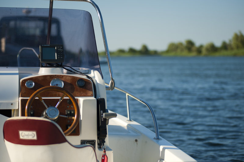 白色和棕色船White and Brown Boat|boat,Daylight,leisure,Luxury,Ocean,ocean cruise,outdoors,recreation,river cruise,rudder,sail,sailboat,Sea,steering wheel,summer,transportation system,Travel,vacation,Vehicle,Water,watercraft,yacht,休闲,夏天,娱乐,帆,帆船,度假,户外,方向盘,旅行,日光,水,河游船,海,海洋,海洋巡航,游艇,船,船只,船舵,豪华,车辆,运输系统-海量高质量免版权图片素材-设计师素材-摄影图片-mitapix-美塔图像