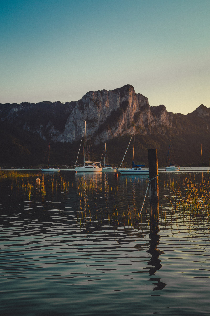 几艘船在身体的水Several Boats In Body Of Water|山,景观,海,海洋,湖,船,船泊,黄昏,黎明-海量高质量免版权图片素材-设计师素材-摄影图片-mitapix-美塔图像