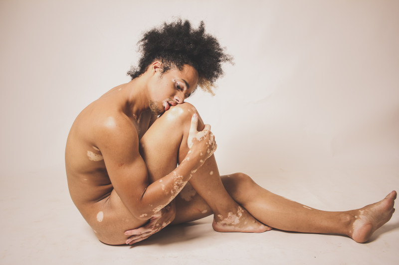 裸体摄影坐在男人亲吻他的膝盖Nudity Photography Sitting Man Kissing His Knee|Body,Close-up,face,facial expression,fine-looking,guy,hair,hairstyle,indoors,lips,male,Man,model,naked,nude,person,photoshoot,pink background,pose,posing,sexy,shirtless,skin,studio,topless,Young,之一,人,光着膀子,发型,嘴唇,在室内,头发,好看,家伙,工作室,年轻,性感,拍摄,构成,模型,正文,特写,男性,皮肤,粉红色背景,脸,裸,裸体,赤裸上身,面部表情-海量高质量免版权图片素材-设计师素材-摄影图片-mitapix-美塔图像