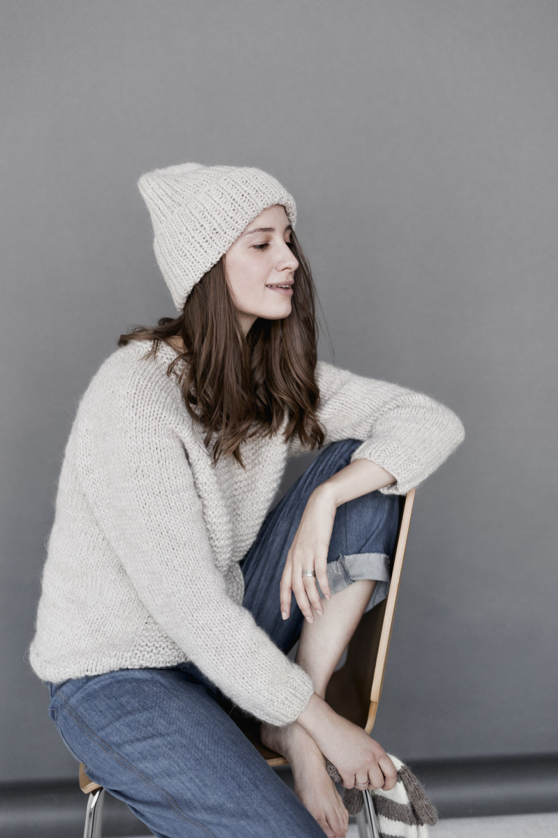 白色毛衣和豆豆与蓝色牛仔裤的女人Woman in White Sweater and Beanie With Blue Denim Pants|bonnet,casual,chair,face,facial expression,Fashion,female,hair,Happy,indoors,looking,model,person,photoshoot,pose,sitting,Smile,smiling,sweater,wear,woman,Young,人,休闲,在室内,坐,头发,女人,女性,姿势,帽子,年轻的,微笑,快乐,拍摄,时尚,椅子,模型,毛衣,看,穿,脸,面部表情-海量高质量免版权图片素材-设计师素材-摄影图片-mitapix-美塔图像