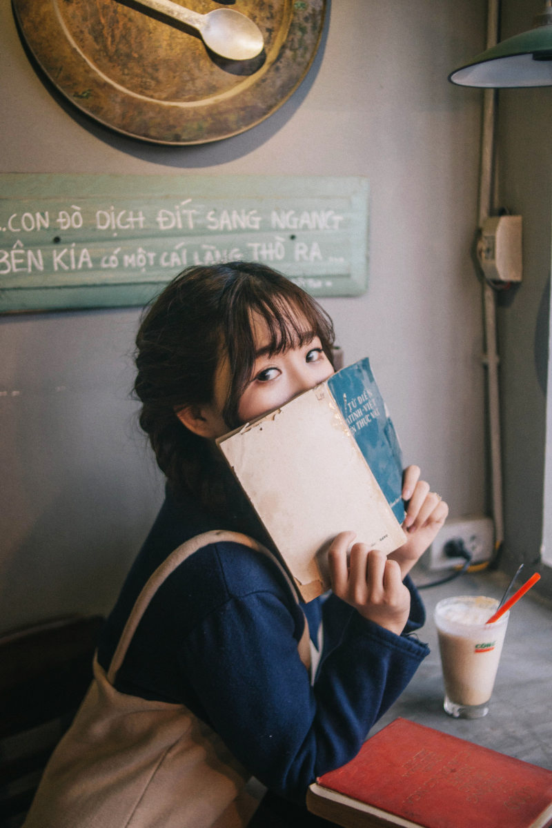 女人坐在椅子上拿着AbookWoman Sitting on Chair Holding Abook|书,人,休息时间,休闲,咖啡,喝,在室内,坐着,女人,女孩,娱乐,学生,座位,房间,放松,椅子,研究,穿,肖像,表,面部表情,餐厅-海量高质量免版权图片素材-设计师素材-摄影图片-mitapix-美塔图像