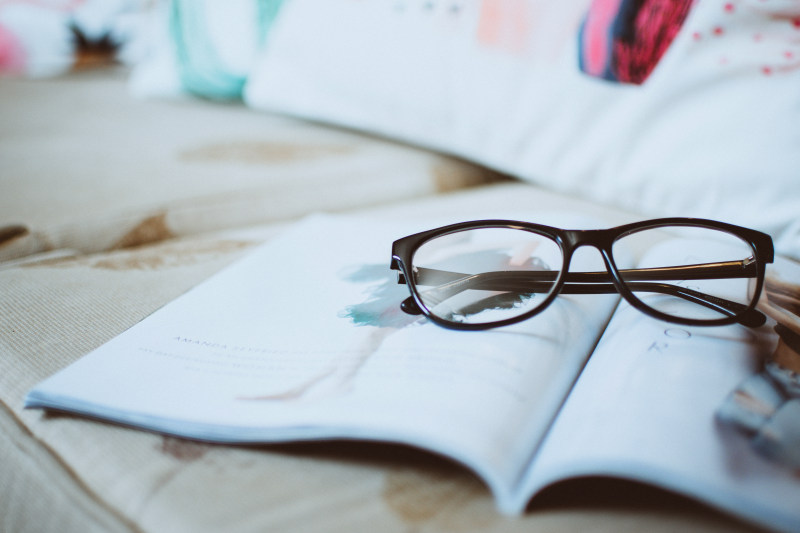 黑框眼镜在纸上Black Framed Eyeglasses On Paper|Book,eyeglasses,eyewear,glasses,page,paper,书,眼镜,纸,页面-海量高质量免版权图片素材-设计师素材-摄影图片-mitapix-美塔图像