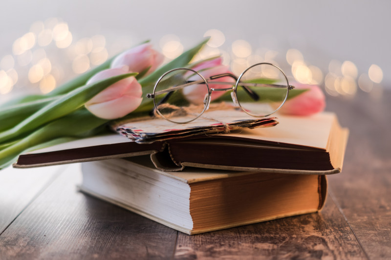 眼镜的书Eyeglasses On A Book|books,envelopes,eyeglasses,eyewear,Flowers,Tulips,书籍,信封,眼镜,花卉,郁金香-海量高质量免版权图片素材-设计师素材-摄影图片-mitapix-美塔图像