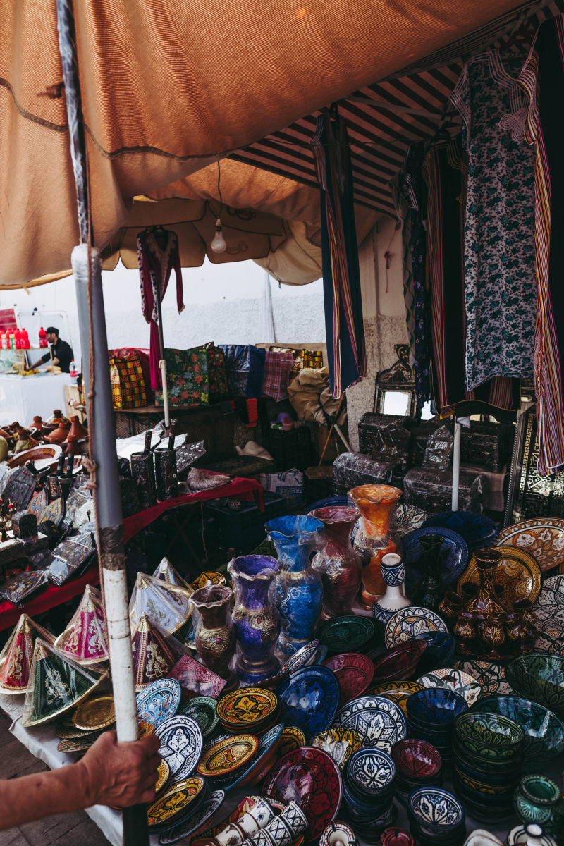 各式各样的彩色和印花陶瓷餐具和花瓶陈列“。|商业,商店,存货,展位,市场,帐篷,日间,服装,花瓶,街道,销售,陈列-海量高质量免版权图片素材-设计师素材-摄影图片-mitapix-美塔图像