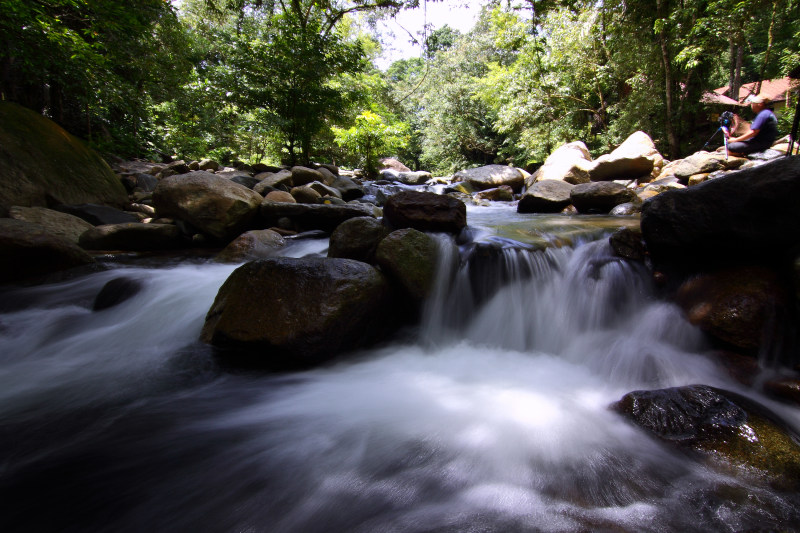 男人坐在附近的岩石瀑布Man Sitting on Rock Near the Waterfalls|boulders,cascade,creek,environment,Flow,forest,landscape,moss,Mossy rocks,motion,nature,outdoors,People,purity,rapids,River,scenic,stones,stream,time-lapse,Travel,Water,waterfalls,wet,woods,人民,克里克,巨石,急流,性质,户外,旅行,时间推移,景区,景观,树木,森林,水,河,流,湿,瀑布,环境,石头,级联,纯度,苔藓,议案,长满苔藓的岩石-海量高质量免版权图片素材-设计师素材-摄影图片-mitapix-美塔图像