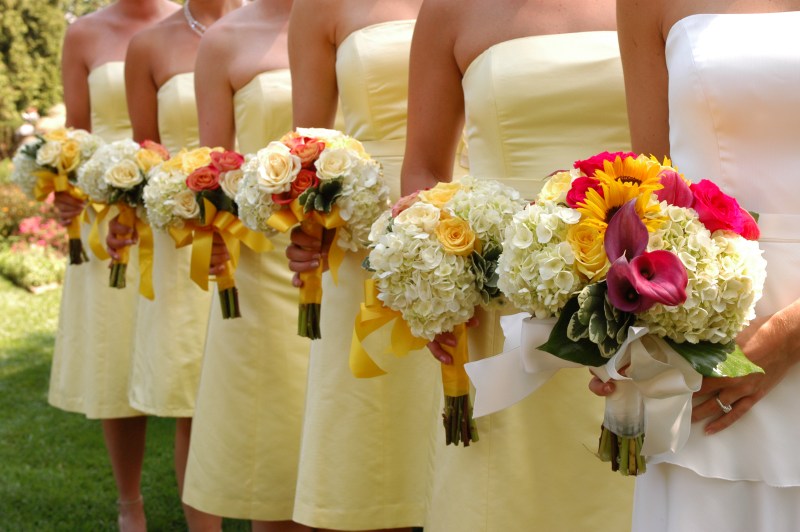 女人穿着白色和黄色管子露肩礼服白色,红色和黄色的花束Women Wears White and Yellow Tube Strapless Dresses Holding White, Red, and Yellow Bouquet|人,仪式,在户外,女孩,女性,婚礼,婚纱,拍的,插花,新娘,时尚,特写镜头,玫瑰,白色的,礼服,穿,花,花束,草,黄色的-海量高质量免版权图片素材-设计师素材-摄影图片-mitapix-美塔图像