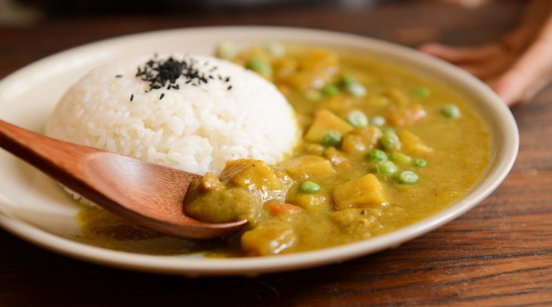 煮熟的米饭和咖喱食品上白色的板Cooked Rice and Curry Food Served on White Plate|传统的,健康的,勺子,午餐,咖喱,大米,晚餐,木匙,板,汤,烹饪,特写镜头,猪肉,碗,美味的,美食家,肉,菜,营养,蔬菜,表,食物,餐,鸡-海量高质量免版权图片素材-设计师素材-摄影图片-mitapix-美塔图像