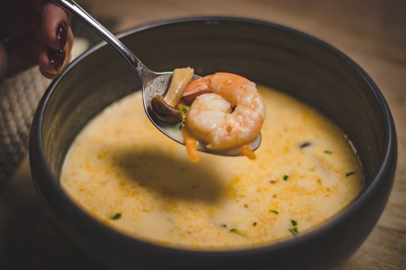 棕色的木质表面上碗虾汤Bowl of Shrimp Soup on Brown Wooden Surface|令人馋涎欲滴的,健康的,勺子,午餐,吃,奶油,成长,手,晚餐,汤,海鲜,热,烹饪,碗,美味的,肉,菜,蔬菜,静物画,食物,餐,餐厅-海量高质量免版权图片素材-设计师素材-摄影图片-mitapix-美塔图像