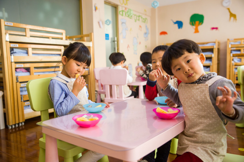 三个小孩在白色桌子上吃东西|人,儿子,吃饭,团聚,女孩,娱乐,学前班,孩子,室内,家具,年轻,幼儿园,座位,房间,教室,教育,桌子,椅子,男孩,穿着,面部表情-海量高质量免版权图片素材-设计师素材-摄影图片-mitapix-美塔图像