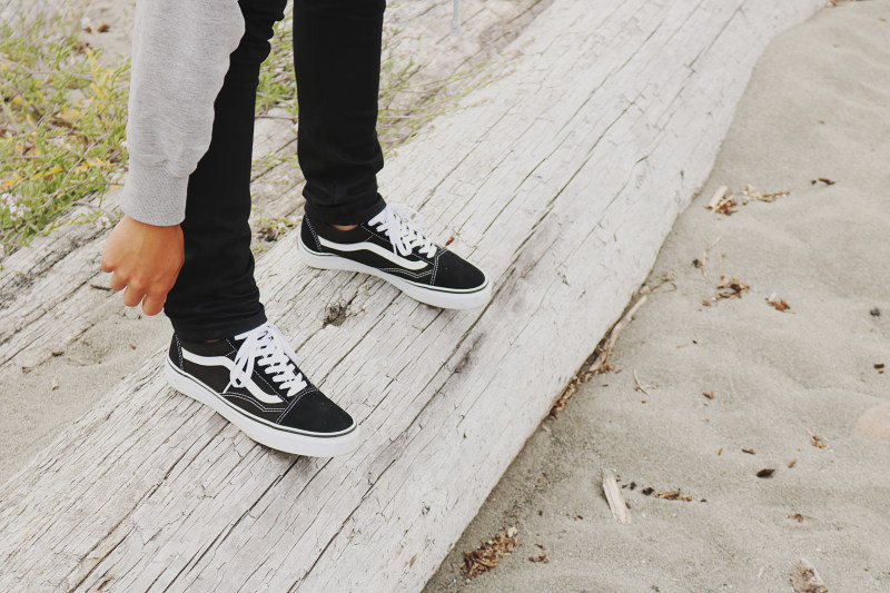 人穿黑色货车Low-top运动鞋Person Wearing Black Vans Low-top Sneakers|boy,daytime,Fashion,footwear,Grass,Hand,legs,outdoors,pants,person,sand,Shoes,sneakers,vans,wear,Young,人,年轻,户外,手,时装,沙,男孩,白天,穿,腿,草,裤子,运动鞋,面包车,鞋,鞋类-海量高质量免版权图片素材-设计师素材-摄影图片-mitapix-美塔图像