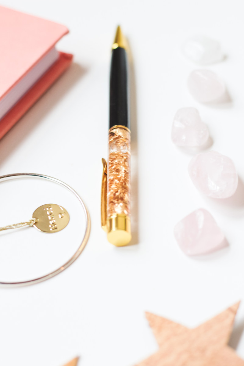 金色和黑色点击笔Gold and Black Click Pen|bracelet,Close-up,color,composition,creativity,Design,Desk,document,equipment,gem,Gold,journal,paper,pen,stones,table,write,writing,写,创意,办公桌,宝石,手镯,文件,杂志,构图,特写镜头,石头,笔,纸,色彩,表,设备,设计,黄金-海量高质量免版权图片素材-设计师素材-摄影图片-mitapix-美塔图像