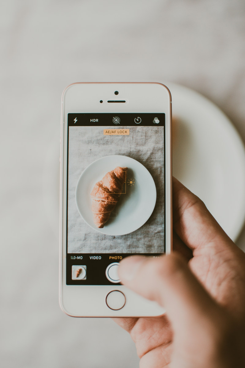 人拍照的的羊角面包面包Person Taking Photo of Croissant Bread|iPhone,可移植的,在室内,屏幕,手,手机,技术,拍照,摄影,无线,早餐,智能手机,板,特写镜头,现代,电子产品,电话,移动,移动电话,羊角面包,触摸,设备,面包-海量高质量免版权图片素材-设计师素材-摄影图片-mitapix-美塔图像