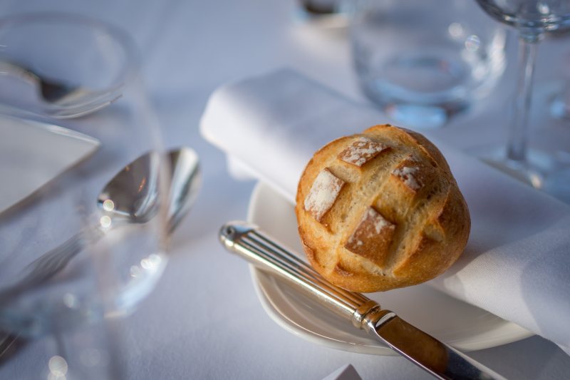 面包在白色飞碟旁边刀Bread on White Saucer Beside Knife|bread,breakfast,closeup,cup,cutlery,delicious,dinner,dish,drink,elegant,flatware,food,glass,grow,knife,lunch,meal,muffin,napkin,pastry,plate,restaurant,roll,still life,Sweet,table,tableware,优雅,刀,午餐,成长,早餐,晚餐,杯,松饼,板,滚,特写,玻璃,甜,糕点,美味,菜,表,静物,面包,食品,餐,餐具,餐厅,餐巾,饮料-海量高质量免版权图片素材-设计师素材-摄影图片-mitapix-美塔图像