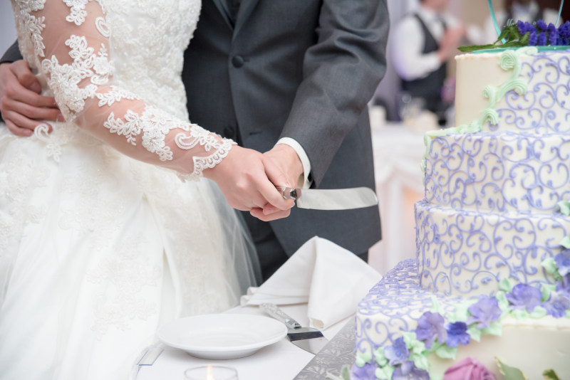 结婚夫妇拿着刀在切蛋糕Wedding Couple Holding Knife While Cutting the Cake|人,优雅的,在一起,在室内,夫妇,女人,婚礼,婚礼蛋糕,婚纱,手,新娘,新娘和新郎,新郎,男人,穿,衣服-海量高质量免版权图片素材-设计师素材-摄影图片-mitapix-美塔图像