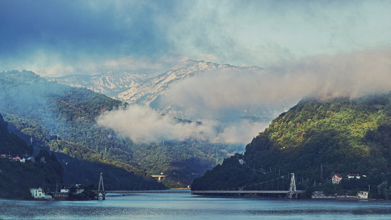 水面上的山|云,天,山,岛,岸,户外,昼,景,林,树,桥,水,浊,海,游,自然,雾,风景-海量高质量免版权图片素材-设计师素材-摄影图片-mitapix-美塔图像