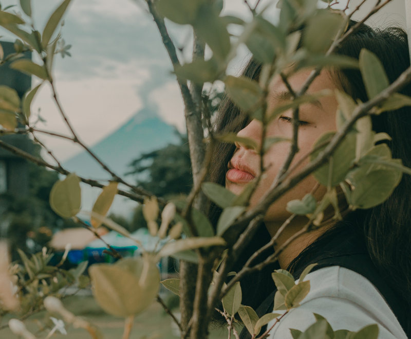 植物附近的女人在选择性对焦照片|嘴唇,女孩,户外,明亮,树,树枝,特写,环境,生长,绿色,颜色,马荣火山-海量高质量免版权图片素材-设计师素材-摄影图片-mitapix-美塔图像