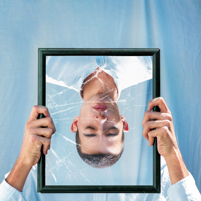 男子闭上眼睛反射镜子Man Closing His Eyes Reflection on Mirror-broken,conceptual,cracked,display,glass,Hands,holding,Man,mirror,Photography,Portrait,Reflection,反射,手,控股,摄影,显示,概念,玻璃,男人,破碎,破解,肖像,镜子-海量高质量免版权图片素材-设计师素材-摄影图片-mitapix-美塔图像