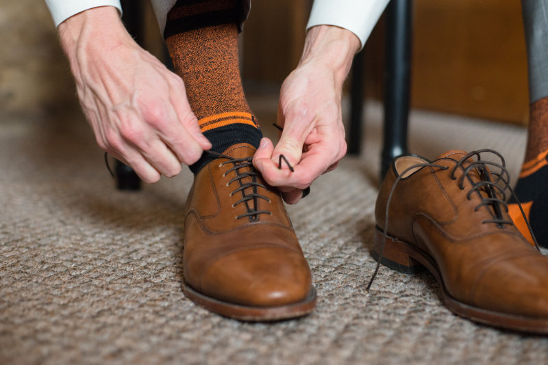 人持有的鞋带Person Holding Shoe Lace|人,休闲,在室内,布朗,手,手指,把鞋,时尚,焦点,特写镜头,男人,皮革,皮鞋,穿,系,花边的领带,鞋子,鞋带,颜色,风格-海量高质量免版权图片素材-设计师素材-摄影图片-mitapix-美塔图像