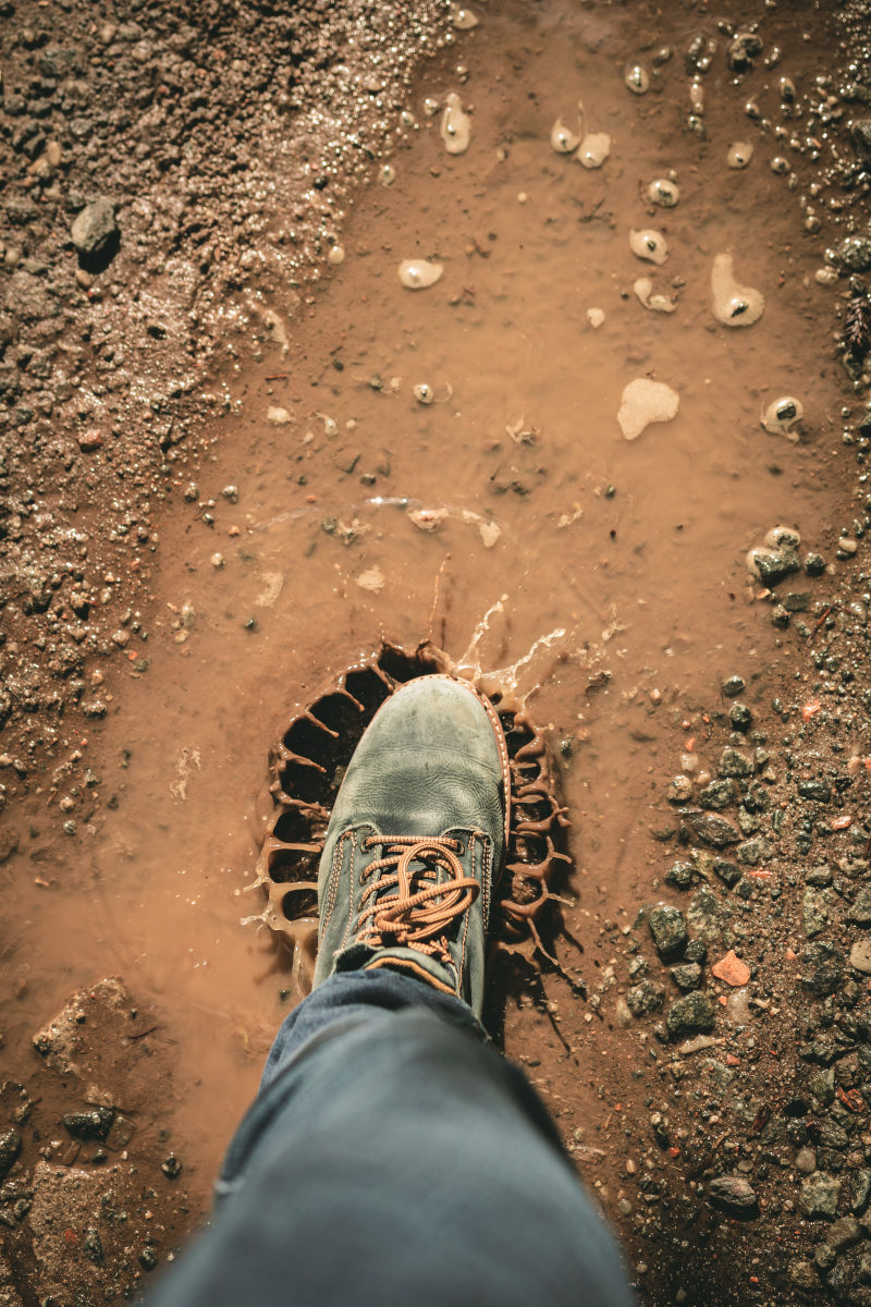 男人穿着灰色鞋站在棕壤Man Wearing Gray Shoe Standing on Brown Soil|Brown,dirt,foot,footwear,ground,high angle shot,mud,outdoors,person,road,shoe,soil,standing,sticky,Street,texture,Travel,Water,wear,人,土壤,地面,常规,户外,旅行,棕色,水,污垢,泥,磨损,粘,纹理,脚,街,路,鞋,鞋类,高角度拍摄-海量高质量免版权图片素材-设计师素材-摄影图片-mitapix-美塔图像