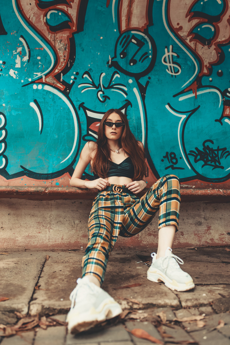 女人靠在涂鸦墙Woman Leaning on Graffiti Wall|brunette,crop top,eyewear,facial expression,Fashion,fashionable,female,graffiti,hairstyle,lady,leaning,outdoors,pants,person,pose,posing,posture,rubber shoes,shades,sneakers,spray paint,Street,street art,style,sunglasses,Urban,vandalism,wall,wall art,woman,人,倾斜,农作物,发型,喷漆,城市,墙,墙艺术,墨镜,太阳镜,夫人,女,女人,姿势,户外,摆姿势,时尚,橡胶鞋,涂鸦,眼镜,破坏公物,街头,街头艺术,裤子,运动鞋,面部表情,风格,黑发-海量高质量免版权图片素材-设计师素材-摄影图片-mitapix-美塔图像