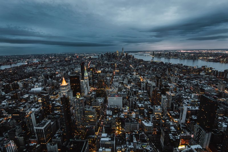 灰色的混凝土建筑在多云的天空下Grey Concrete Buildings Under Cloudy Sky|城市,城市景观,天气,天空,天际线,建筑,摩天大楼,视图,黑暗-海量高质量免版权图片素材-设计师素材-摄影图片-mitapix-美塔图像