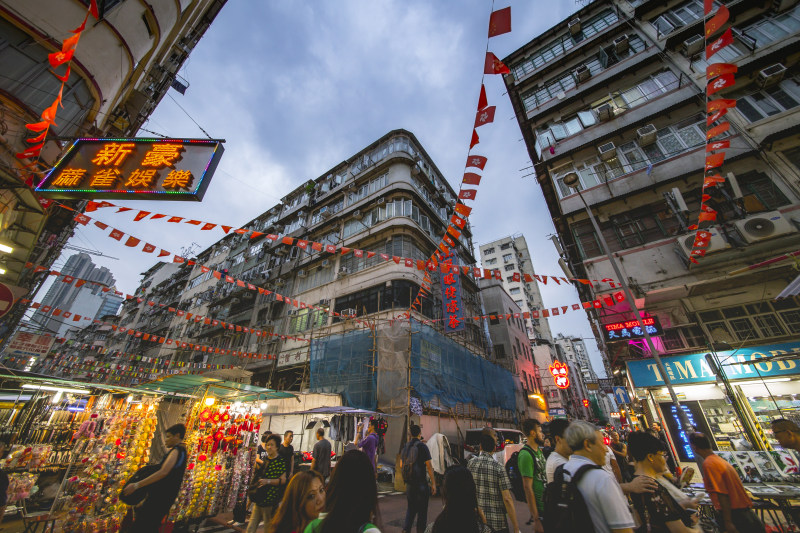 在街上行走的人|人,商业,城市,夜市,市中心,市场,建筑,节日,街道,香港-海量高质量免版权图片素材-设计师素材-摄影图片-mitapix-美塔图像