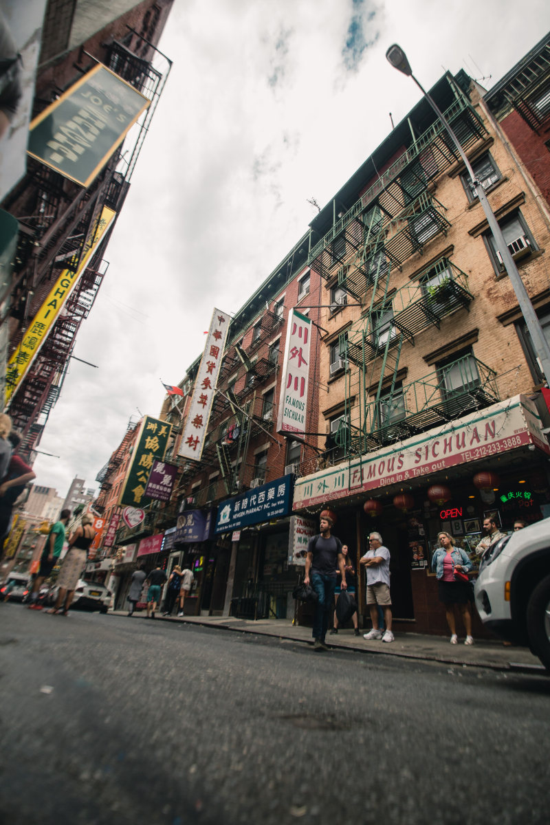 人站在混凝土建筑物之间People Standing Between Concrete Buildings|交通,城市,小镇,建筑,的角度来看,街,路-海量高质量免版权图片素材-设计师素材-摄影图片-mitapix-美塔图像