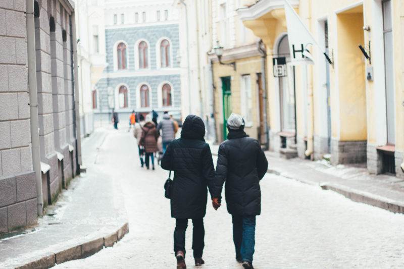 夫妇手牵手之间的高层建筑物在白天Couple Holding Hands Between of High Rise Building at Daytime|buildings,Daylight,daytime,holding hands,old town,outdoors,pavement,People,road,Street,Town,Urban,walking,wear,winter,winter clothing,人民,冬季,冬季服装,城市,夏时制,建筑物,户外,手牵着手,旧城区,白天,磨损,行走,街,路,路面,镇-海量高质量免版权图片素材-设计师素材-摄影图片-mitapix-美塔图像