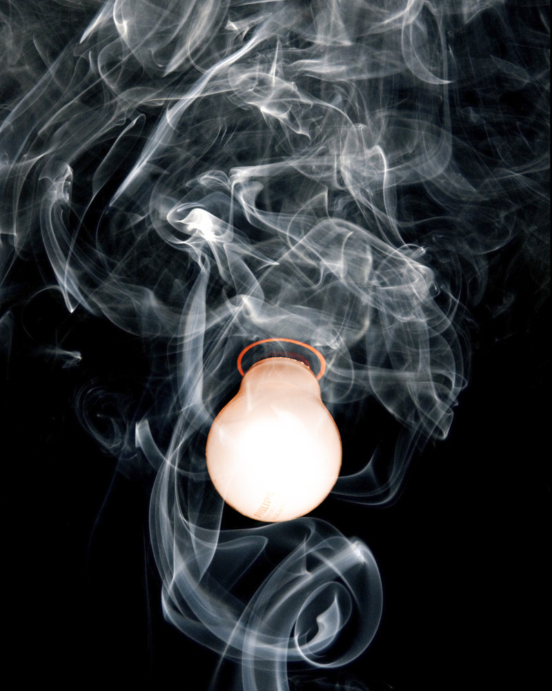 灯泡与烟的特写照片Close-Up Photo of Light Bulb With Smoke|光,灯泡,点燃,烟,热,特写镜头,电,电灯-海量高质量免版权图片素材-设计师素材-摄影图片-mitapix-美塔图像