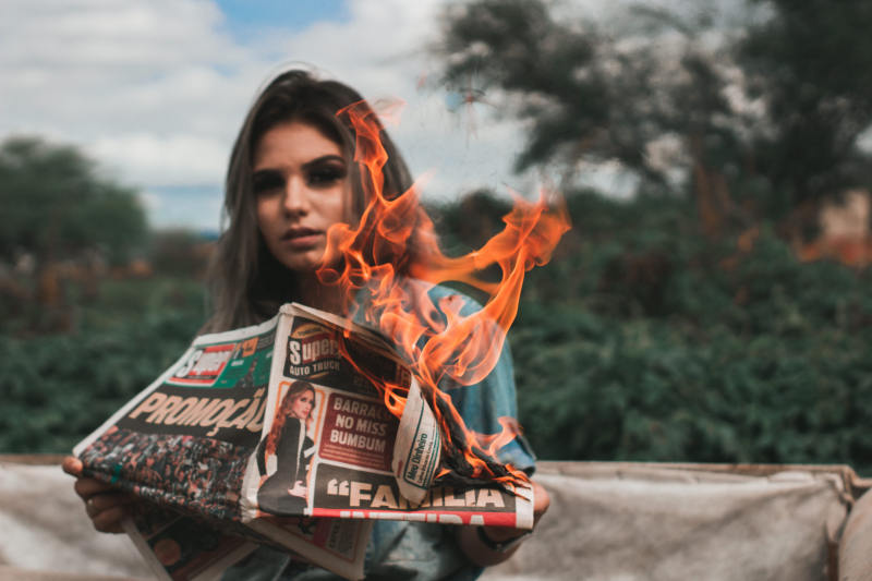 燃烧报纸的女人Woman Burning Newspaper|burning,flame,newspaper,person,woman,人,女人,报纸,火焰,燃烧-海量高质量免版权图片素材-设计师素材-摄影图片-mitapix-美塔图像