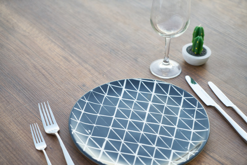 蓝白相间的陶瓷板,两个叉子,两刀,酒杯Round Blue and White Ceramic Plate, Two Forks, Two Knives, and Wine Glass|cactus,cutlery,dining,dishware,empty,flatware,fork,glass,indoors,kitchenware,knife,plant,plate,porcelain,restaurant,silverware,spoon,table,table set-up,tableware,utensils,wine glass,仙人掌,刀,勺子,厨具,叉,室内,板,植物,玻璃,瓷器,空,表,表设置,酒杯,餐具,餐厅,餐饮-海量高质量免版权图片素材-设计师素材-摄影图片-mitapix-美塔图像