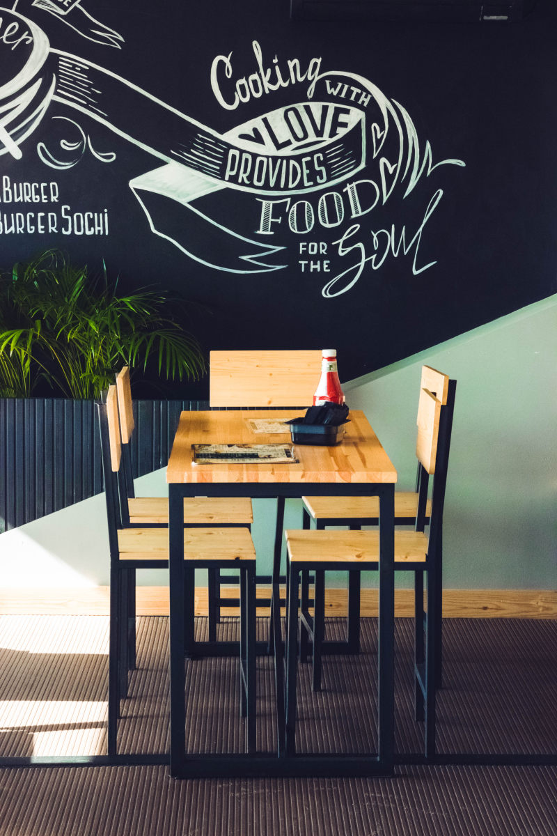 餐厅的桌子和椅子Restaurant Table and Chairs|内部,咖啡店,咖啡馆,在室内,室内设计,家具,座位,当代,房间,木,木制椅子,木质桌面,椅子,用餐者,空,自助餐厅,表,设计,食堂,餐厅,餐馆-海量高质量免版权图片素材-设计师素材-摄影图片-mitapix-美塔图像