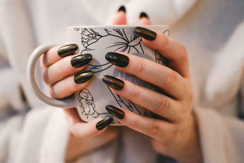 黑色的指甲的女人举着白色和灰色印花陶瓷杯Woman With Black Manicure Holding White and Grey Floral Ceramic Cup|一杯咖啡,人,人类,修剪整齐的指甲,咖啡,咖啡因,咖啡杯,在室内,女人,女孩,年轻的,手,持有,指甲,杯,杯子,陶瓷-海量高质量免版权图片素材-设计师素材-摄影图片-mitapix-美塔图像