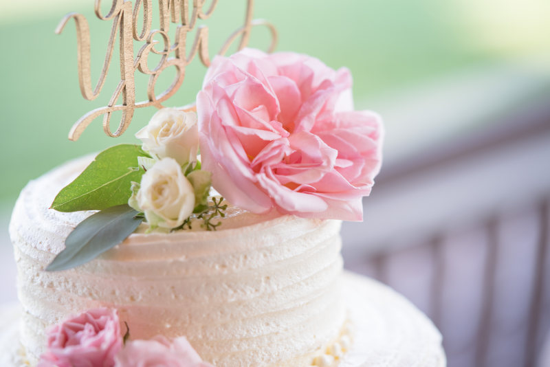 选择聚焦摄影的白色和粉色玫瑰鲜花蛋糕Selective Focus Photography Of White And Pink Rose Flowers On Cake|婚礼蛋糕,庆祝活动,特写镜头,玫瑰,甜点,糕点,糖果,美味的,花,花瓣,蛋糕,装饰,食物-海量高质量免版权图片素材-设计师素材-摄影图片-mitapix-美塔图像