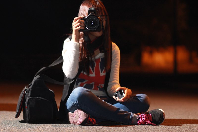 女人在白色的长袖衬衫在睡衣照片Woman in White Long Sleeve Shirt Taking Picture during Nightie|Camera,DSLR,girl,person,photographer,taking photo,woman,人,女人,女孩,拍照,摄影师,数码单反相机,相机-海量高质量免版权图片素材-设计师素材-摄影图片-mitapix-美塔图像