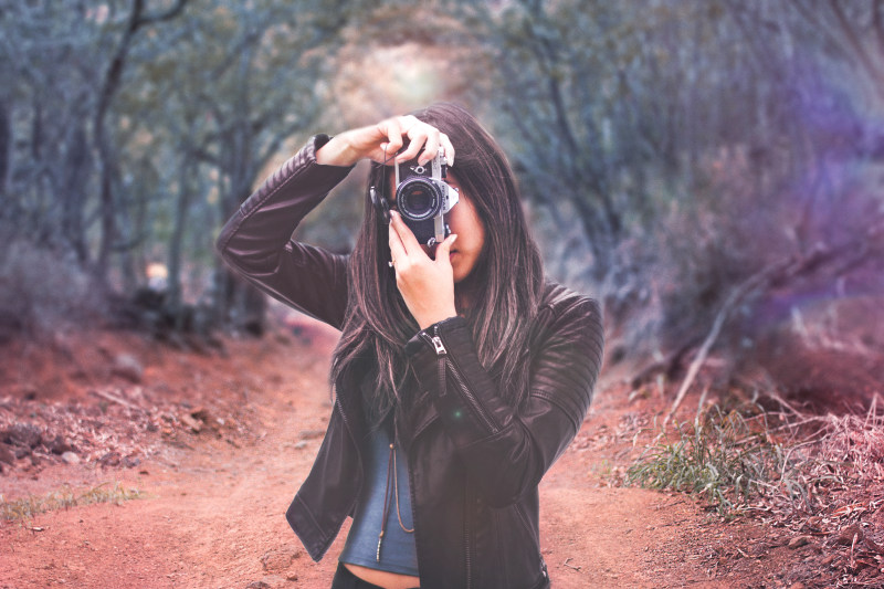 女人穿着黑色皮夹克拿着相机Woman Wearing Black Leather Jacket Holding Camera|Camera,fall,Fashion,girl,outdoors,person,taking photo,Trees,woman,人,女人,女孩,户外,拍照,时尚,树木,相机,秋天-海量高质量免版权图片素材-设计师素材-摄影图片-mitapix-美塔图像